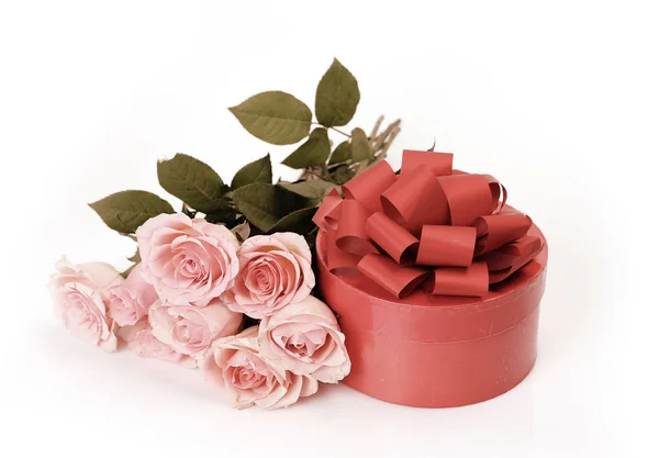 Caja Regalo Rosas Rosadas Sobre Fondo Blanco — Foto de Stock