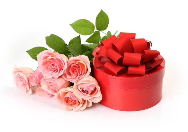 Box with a gift and a bouquet of pink roses — Stock Photo, Image