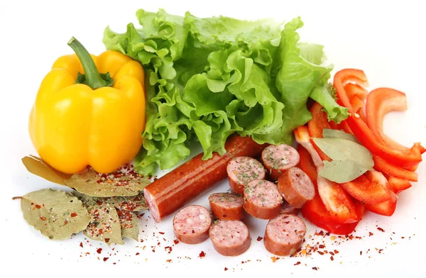 Skivad Korv Och Grönsaker För Matlagning Isolerade Vit Bakgrund — Stockfoto