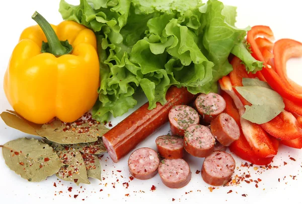 Färska Grönsaker Kryddor Och Korv Skivor För Matlagning Middag — Stockfoto