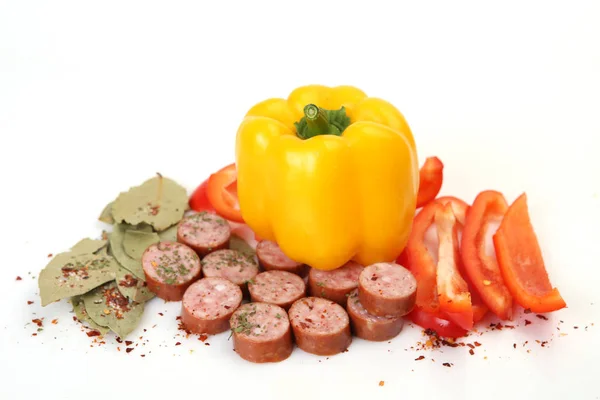 Świeże warzywa i plastry kiełbasy do gotowania kolacji — Zdjęcie stockowe