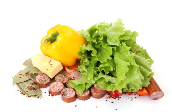 白い背景に新鮮な野菜とスライスソーセージの食品組成物 — ストック写真