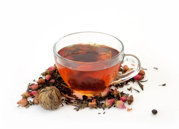 Çay ve kuru Rosebuds fincan — Stok fotoğraf