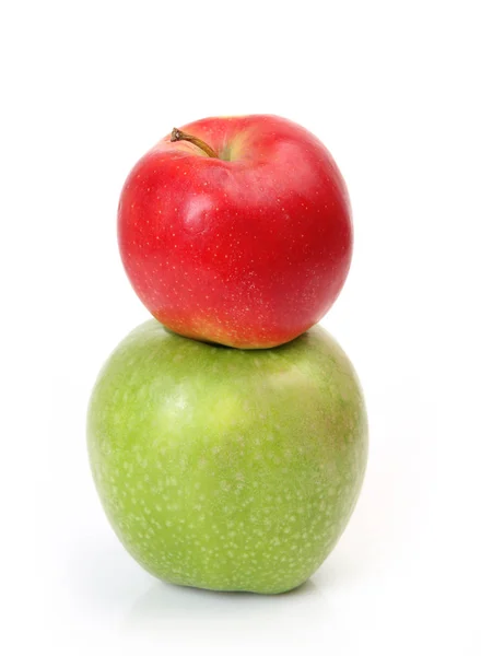 Два зелених і червоних яблука на білому тлі — стокове фото