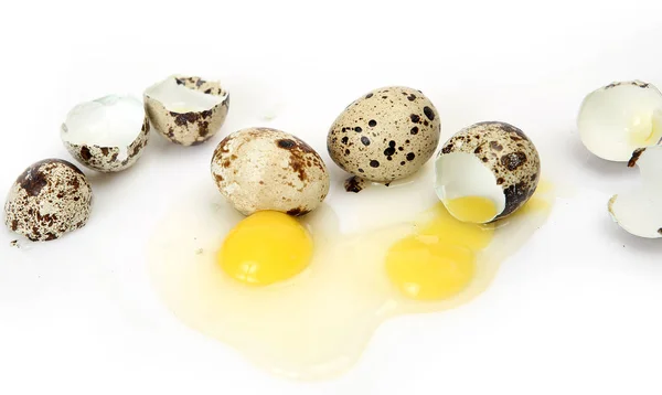 Beyaz Arka Planda Kırık Bıldırcın Yumurtaları — Stok fotoğraf