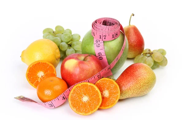 Frutas maduras para dieta y cinta métrica rosa —  Fotos de Stock