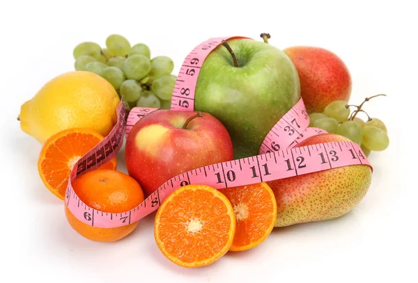 Ώριμα φρούτα για δίαιτα και ροζ ταινία μέτρησης — Φωτογραφία Αρχείου