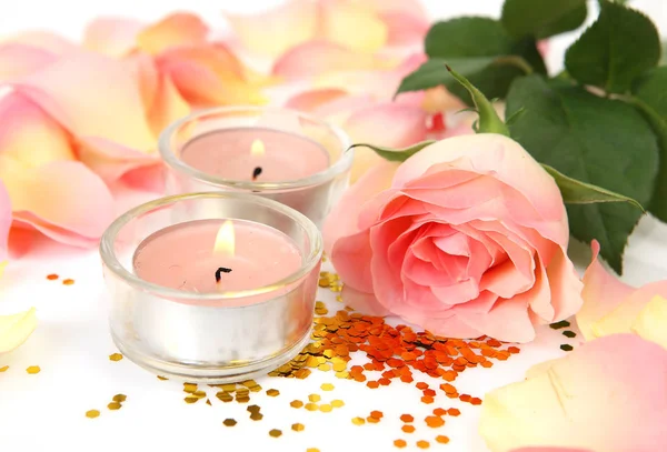 Hermosa rosa, pétalos y velas encendidas — Foto de Stock