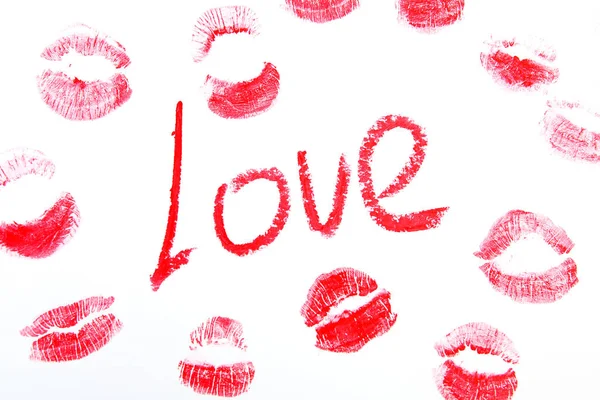 Ordet kärlek och avtryck av de kvinnliga läpparna — Stockfoto
