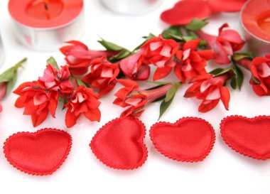 kırmızı çiçekler, kalpler ve yanan mumlar