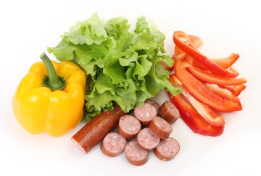 beyaz bir arka planda taze sebzeler ve dilimlenmiş sosis