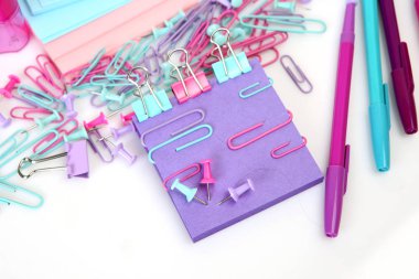 Beyaz arka planda renkli dağınık ofis malzemeleri