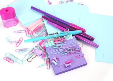 Beyaz arka planda renkli dağınık ofis malzemeleri