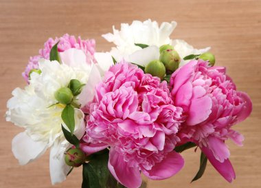 bej hasır arka planda pembe ve beyaz şakayık