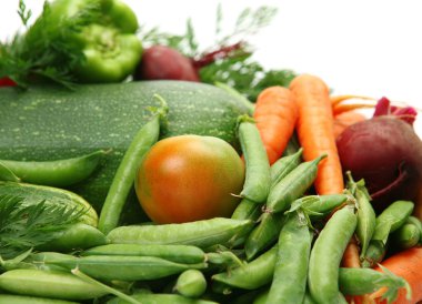 bezelye havuç biber ve patates beyaz arka plan üzerinde