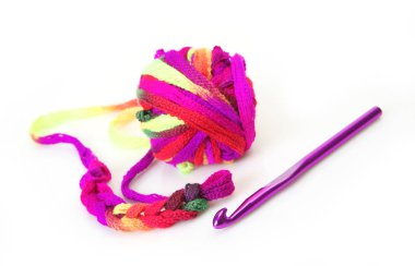 Beyaz arka planda renkli iplik ve kanca