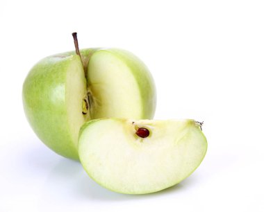 Beyaz arkaplanda yeşil elma