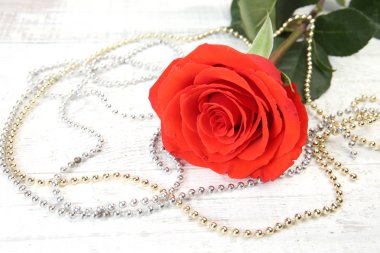 kırmızı gül ve dekoratif süsler