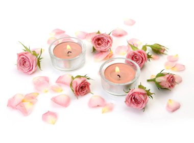 pembe çay güller ve yanan mumlar