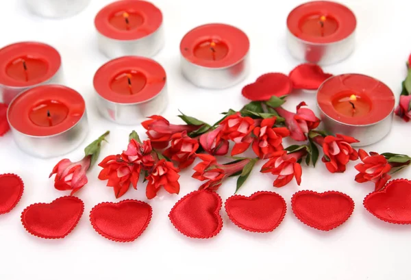Κόκκινα Λουλούδια Καρδιές Και Κεριά Καύσης — Φωτογραφία Αρχείου