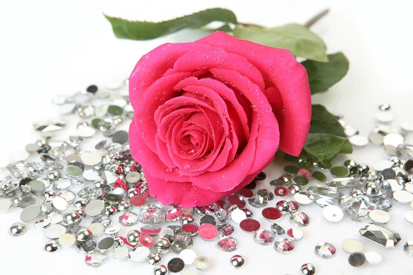 Ροζ Τριαντάφυλλο Και Διακοσμητικά Στολίδια — Φωτογραφία Αρχείου