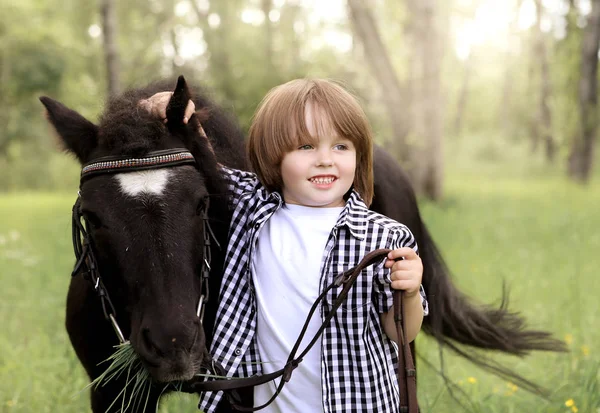 Porträtt Lille Pojke Walking Med Ponny Grönt Gräs — Stockfoto