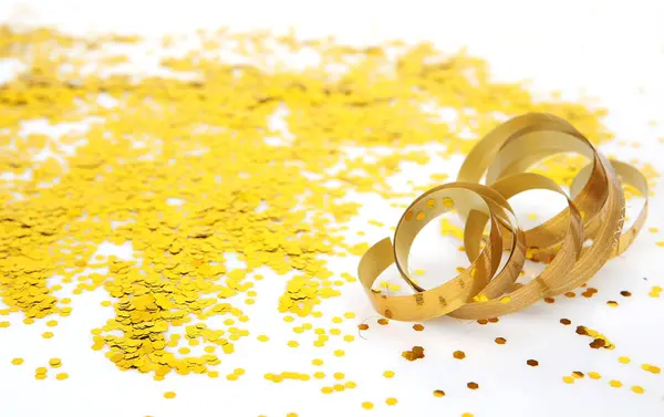 Confete Dourado Serpentina Isolados Sobre Fundo Branco — Fotografia de Stock