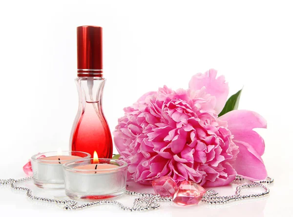 Parfum Water Met Roze Pioenrozen Kaarsen Kralen — Stockfoto