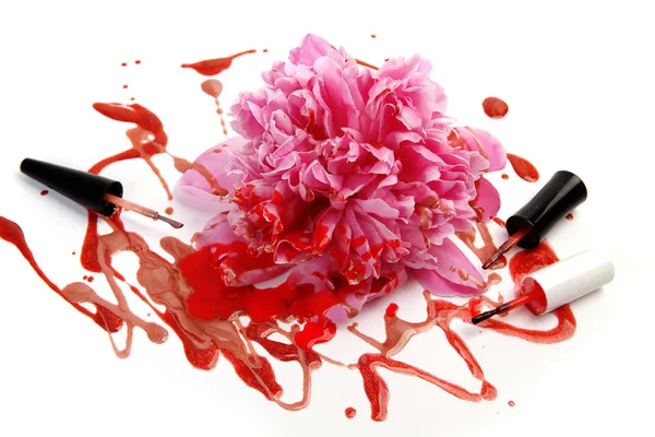Gekleurde nagellak en roze bloem — Stockfoto