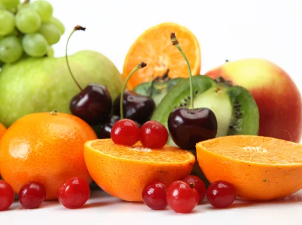 Kiwi Maçãs Tangerinas Groselhas Vermelhas Cerejas Maduras Para Alimentos Saudáveis — Fotografia de Stock