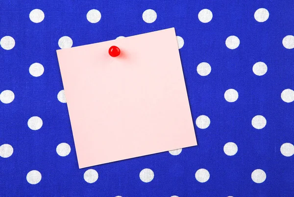 Pedaço quadrado de papel sobre fundo azul — Fotografia de Stock