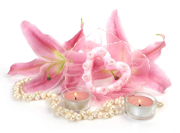 Perlenkette Lilien Und Rosa Herz — Stockfoto