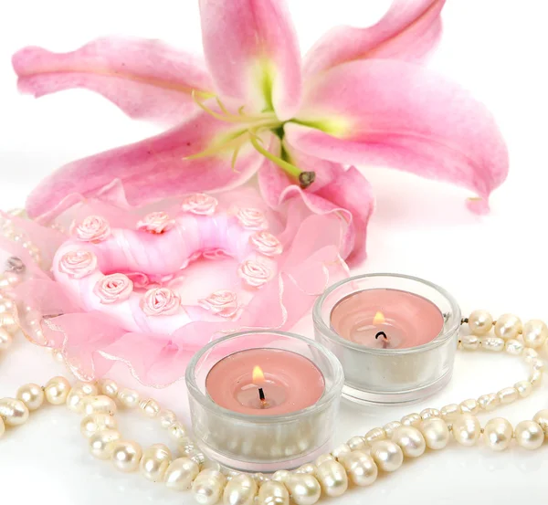 珍珠项链 蜡烛和粉红色心 — 图库照片