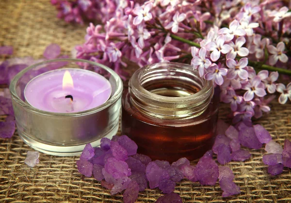 Aceite aromático, lila y velas — Foto de Stock