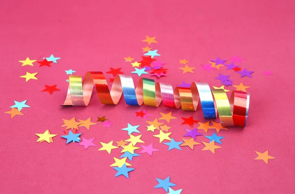 Gekleurde streamers en confetti — Stockfoto