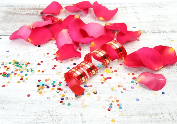 Růžové lístky a barevné konfety — Stock fotografie
