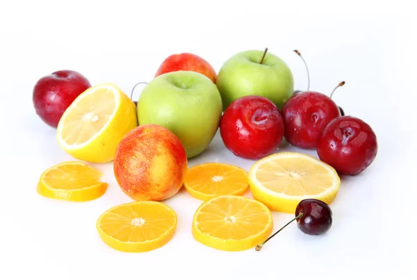Φρούτα Λευκό Φόντο Μήλα Δαμάσκηνα Πορτοκάλια Λεμόνι Αχλάδια Κεράσια — Φωτογραφία Αρχείου