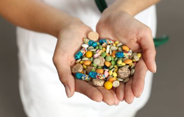 hap dolu Doktor elleri