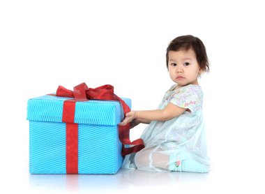 kız bir hediye ile mavi bir kutu açma