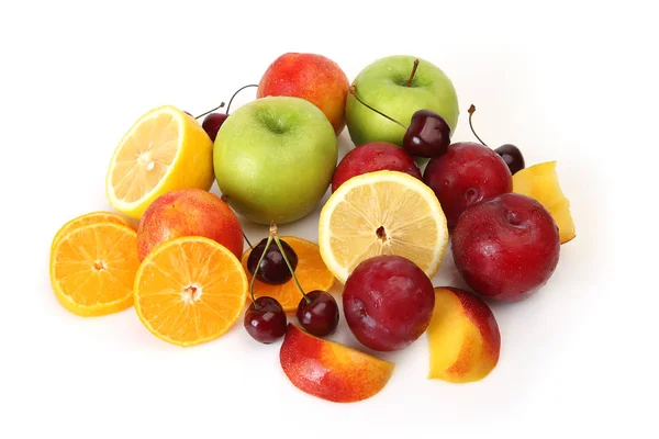 Ώριμα φρούτα σε λευκό φόντο — Φωτογραφία Αρχείου