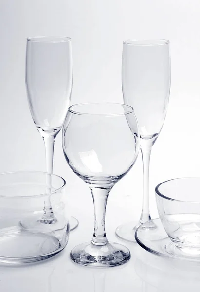 テーブルを提供するためのガラスグラスとマグカップ — ストック写真