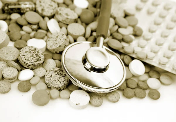 Tabletten Und Stethoskop Auf Weißem Hintergrund — Stockfoto