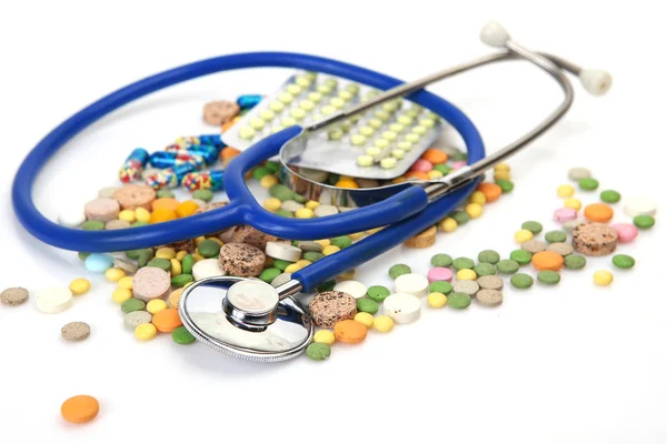 Tabletta és sztetoszkóppal fehér alapon — Stock Fotó