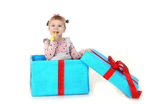 Entzückendes Kleines Mädchen Geschenkbox Isoliert Auf Weiß — Stockfoto