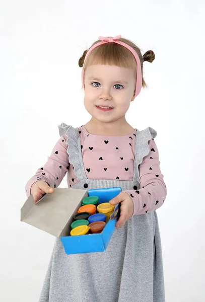 Entzückendes Kleines Mädchen Mit Bunten Farbdosen Isoliert Auf Weiß — Stockfoto