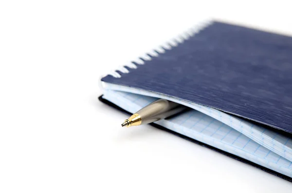Caneta e caderno para escrever em um fundo branco — Fotografia de Stock
