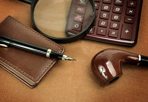 Pipa de fumar, cuaderno y pluma — Foto de Stock