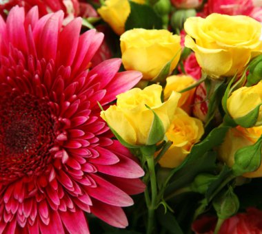 pembe çiçek ve sarı güller