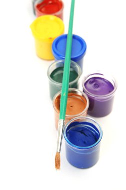 renkli boya ve boya fırçası