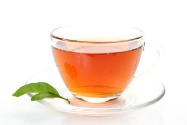 beyaz zemin üzerinde bir kupa çay